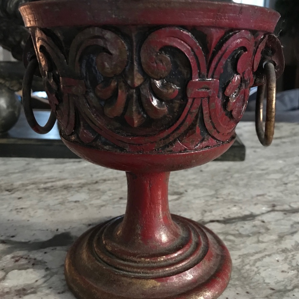 Wooden bowl on pedestal